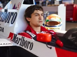 Gabriel Leone impressiona como Ayrton Senna na primeira prévia de minissérie da Netflix sobre o piloto; assista