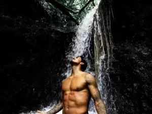 Gabriel Medina toma banho de cachoeira e recebe elogios