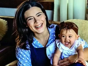 Jornalista da Globo, Michelle Loreto revela descobertas da maternidade: 'Apaixonada'