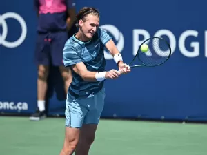 Korda elimina Zverev e pega Popyrin na semi em Montréal