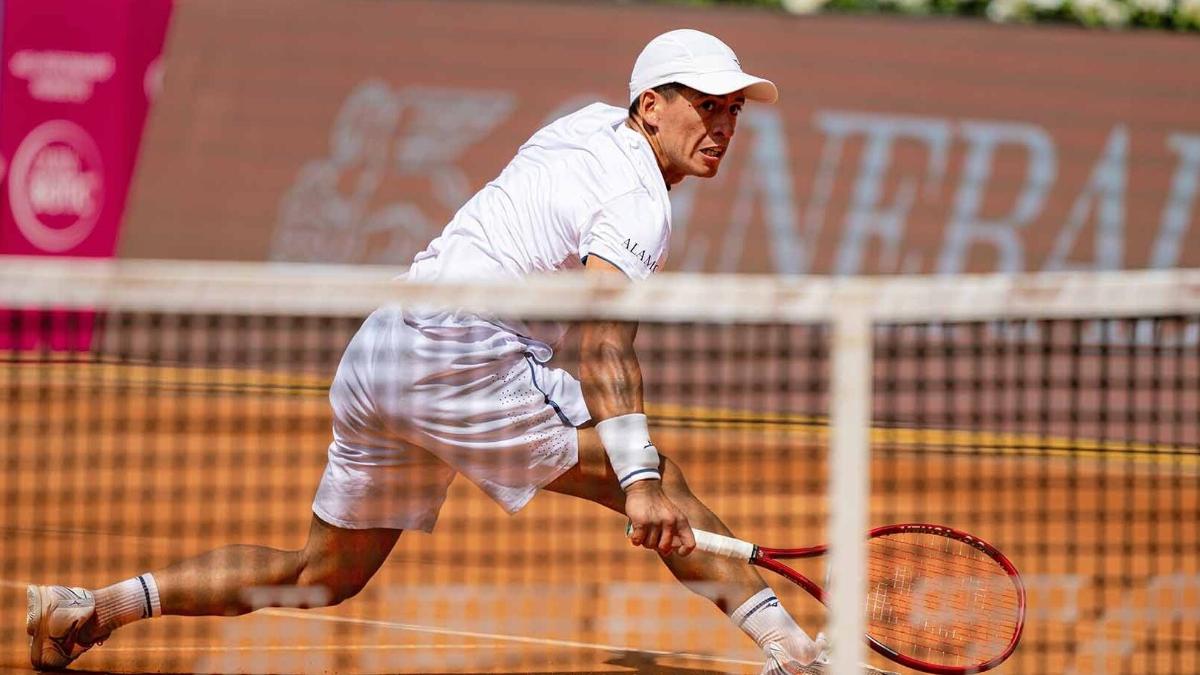Baez quebra jejum de vitórias contra Kecmanovic em duelo de campeões