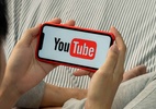 YouTube anuncia recursos de controle parental focados em adolescentes - Mão segurando o iPhone com o app do YouTube