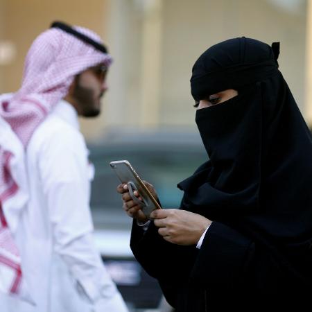 Mulheres sauditas são rastreadas por maridos por meio de app criado pelo governo, que defende uso do sistema - Reuters