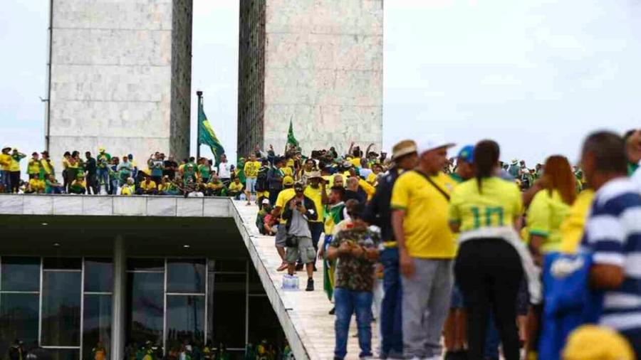 Manifestantes sobem rampa do Planalto no dia 8 de janeiro - Agência Brasil