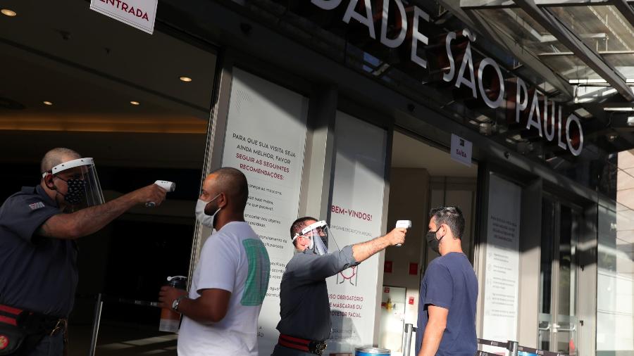 Funcionários medem temperaturas de clientes em shopping de São Paulo; entidades do setor comemoraram resultado de flexibilização - Amanda Perobelli/Reuters