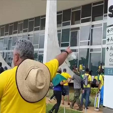 Após adentrarem no Congresso Nacional, terroristas bolsonaristas depredam o Palácio do Planalto e o STF - Reprodução/Redes Sociais