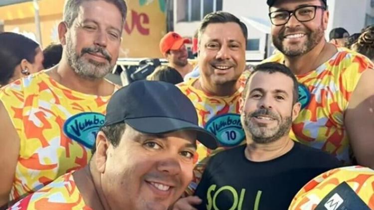 Elmar Nascimento (de boné, à frente) reuniu Lira e amigos em camarote em Salvador