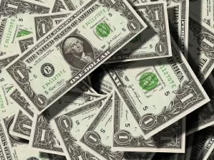 Dólar fecha a R$ 5,86, segundo maior valor da história