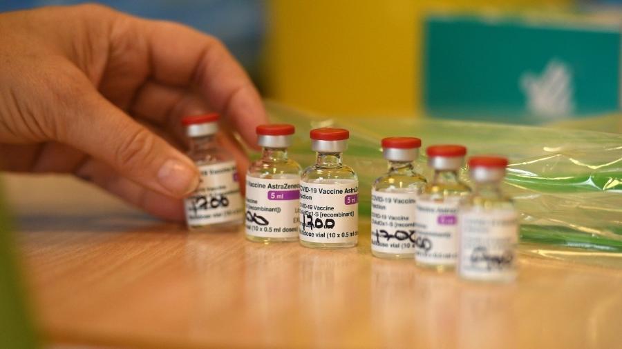 Frascos da vacina de Oxford/AstraZeneca; doses chegaram ao Brasil no final de semana - OLI SCARFF / AFP                            