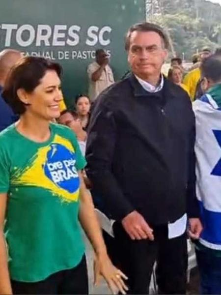 Bolsonaro com a primeira-dama, Michelle, durante a "Marcha para Jesus" em Balneário Camboriú (SC)                              - Reprodução/Twitter                   