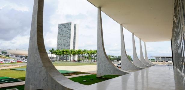 Josias de Souza: Poderes sentem dores da crise