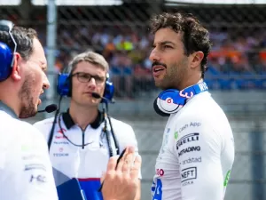 F1: Com futuro incerto na RB, Ricciardo negocia com outra equipe para 2025