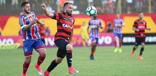 Willian Farias, volante do Vitória, é observado pelo Internacional para temporada - Tiago Caldas/FotoArena/Estadão Conteúdo