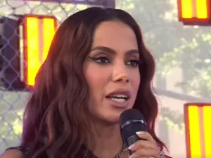 Anitta se revolta com pergunta 'ousada' em entrevista e é exposta: 'Piranha'