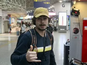 Com visual despojado, Rafa Vitti embarca para Paris para conferir os Jogos Olímpicos