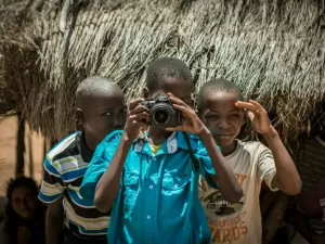 Estudo afirma que cobertura negativa da mídia internacional impõe ‘perdas bilionárias’ às nações africanas