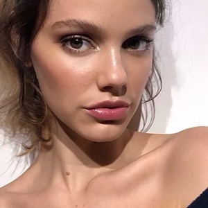 Laura Neiva (Foto: Reprodução/Instagram)