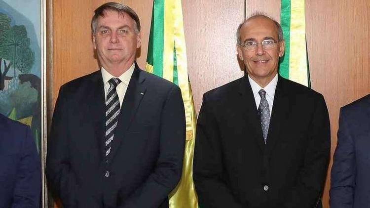 20.out.21 - Jair Bolsonaro e Mauro Luiz de Brito Ribeiro, então presidente e hoje tesoureiro do CFM 