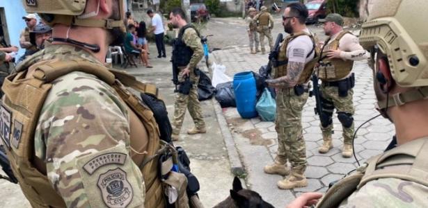 Policiais em ação durante a Operação Escudo, no litoral paulista