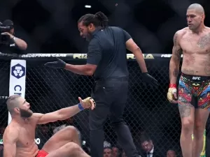 UFC: Poatan dá nocaute incrível em Prochazka e mantém cinturão