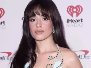 Que beijão! Camila Cabello é vista aos beijos com bilionário em St. Barts; saiba quem é e confira as fotos