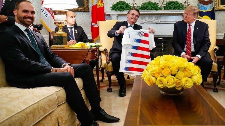 Eduardo e Bolsonaro em encontro com Trump na Casa Branca no começo do ano - Alan Santos/PR
