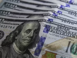 Bolsa abre em queda e dólar sobe após deflação