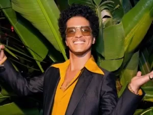 Bruno Mars é flagrado por fãs curtindo bar em SP, e chef detalha atitude do cantor que chamou atenção; assista