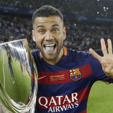 Dani Alves caminha para assinar contrato com o Barça até junho de 2023 - FC Barcelona