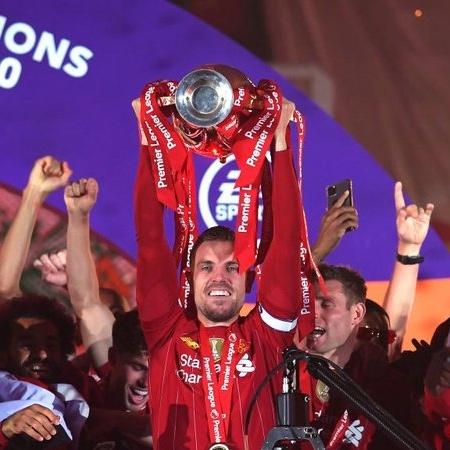 Henderson ergue troféu pelo Liverpool: o quinto clube campeão inglês na década - GettyImages