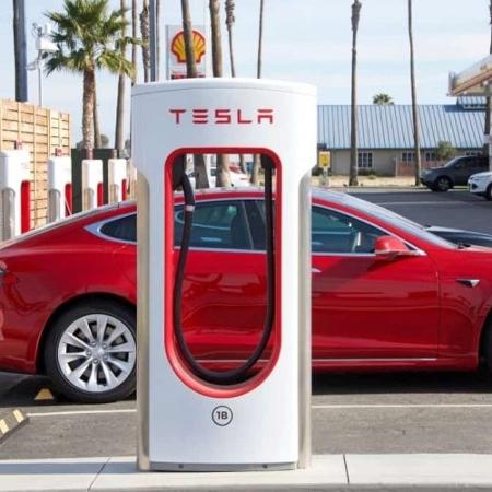 Tesla investe em carregadores ultrarrápidos que não podem ser usados por carros de outras marcas