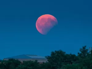 Superlua brilha no céu em noite de eclipse; saiba mais