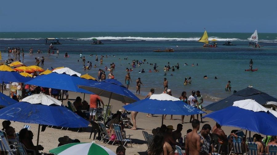 Praia de Porto de Galinhas, no Litoral Sul de Pernambuco, lotada de banhistas - BOBBY FABISAK/JC IMAGEM                            
