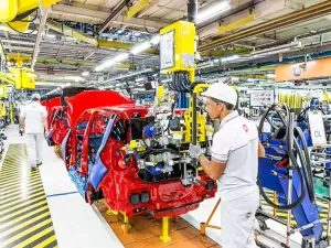 Stellantis anuncia R$ 14 bilhões para fabricar carros híbridos flex em MG