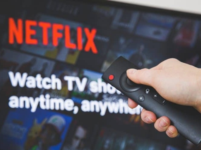 Netflix chega aos 25 anos com hegemonia contestada e cara de TV 