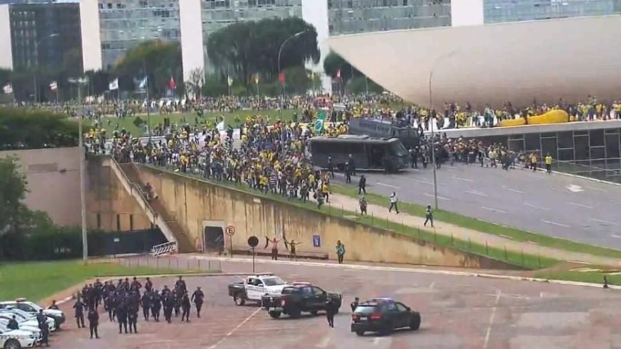 Golpistas invadiram a Praça dos Três Poderes em 8 de janeiro de 2023