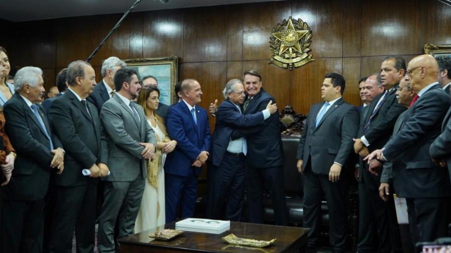 Bolsonaro, Guedes e Onyx entregaram a Alcolumbre, na presença de senadores, o pacote - Pablo Valadares/Ag. Câmara