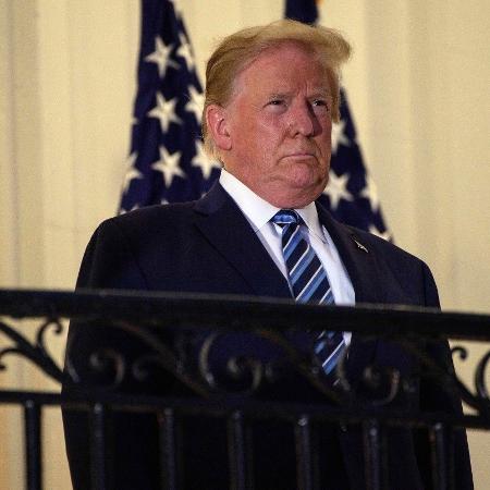 Após deixar hospital, Donald Trump chega à Casa Branca para continuar tratamento da covid-19 e retira a máscara para fotos -                                 NICHOLAS KAMM / AFP                            