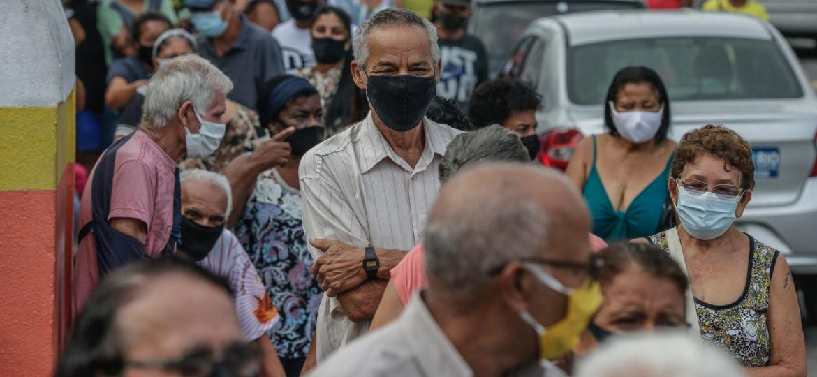 Fila em posto de vacinação contra o coronavírus no Rio de Janeiro - Bloomberg