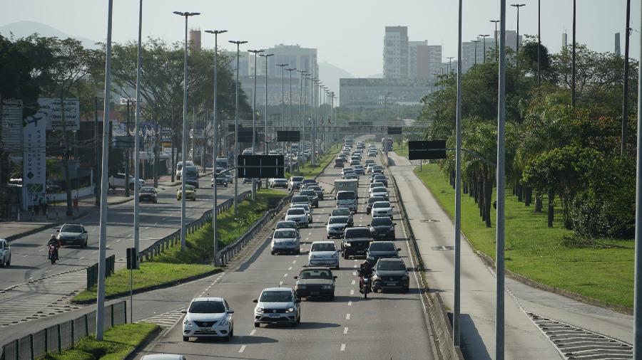 Trânsito na cidade do Rio de Janeiro; pagamento do IPVA 2022 no Estado começa no dia 21 de janeiro para veículos com placa de final 0