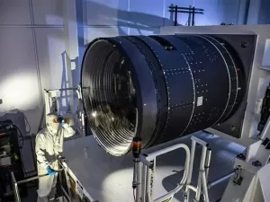 Maior câmera digital do mundo chega ao local de instalação para mapear o Universo escuro