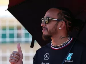 F1 - Hamilton sobre homenagem a Senna: "Nunca pensei que conseguiria pilotar um carro como esse"