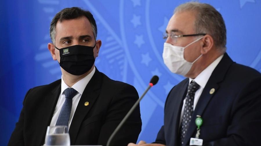 O presidente do Senado, Rodrigo Pacheco (DEM-MG) e o ministro da Saúde, Marcelo Queiroga, após reunião do comitê de coordenação do enfrentamento da covid-19  - Marcos Brandão/Senado Federal