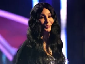 Cher dá resposta matadora sobre a razão de namorar homens mais jovens, e viraliza; assista