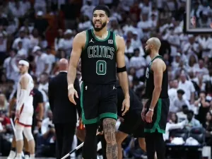 Jayson Tatum desabafa após Celtics eliminar Heat: "Aprendeu com erros..."