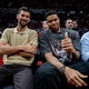 Djokovic acompanha jogo de basquete ao lado do grego Antetokounmpo