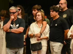 Cissa Guimarães se emociona no velório do ex-marido, Paulo César Pereio