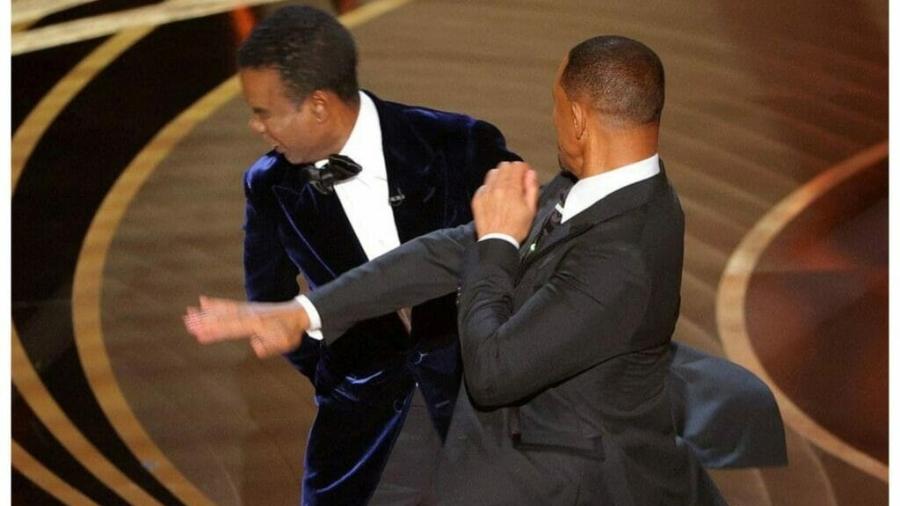 O momento em que Chris Rock leva um tapa na cara de Will Smith no Oscar. - Reprodução/TV