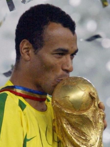 Cafu com a taça do Copa do Mundo 2002                             