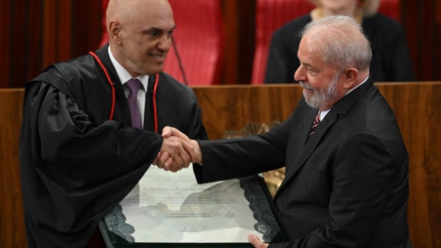 O presidente do TSE, Alexandre de Moraes, cumprimenta o presidente Lula -                                 EVARISTO SA / AFP                            